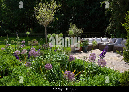 Patio esterno area con posti a sedere in giardino inglese Foto Stock