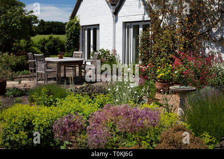 Mangiare e zona patio al di fuori di casa nel Giardino Inglese Foto Stock