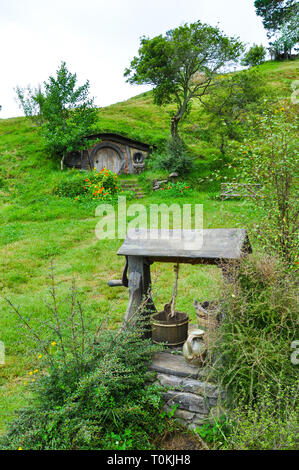 Hobbiton Movie set - Location per il Signore degli Anelli e Lo Hobbit film. Hobbit foro porta. Attrazione turistica nella regione di Waikato in Nuova Zelanda Foto Stock