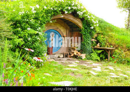 Hobbiton Movie set - Location per il Signore degli Anelli e Lo Hobbit film. Foro di Hobbit home. Attrazione turistica nella regione di Waikato in Nuova Zelanda Foto Stock