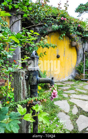 Hobbiton Movie set - Location per il Signore degli Anelli e Lo Hobbit film. Foro di Hobbit home. Attrazione turistica nella regione di Waikato in Nuova Zelanda Foto Stock