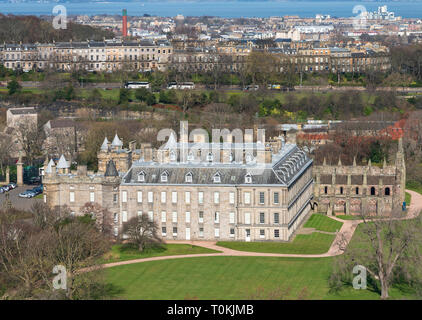 Vista generale del Palazzo di Holyroodhouse in Holyrood, Edimburgo, Scozia, Regno Unito Foto Stock