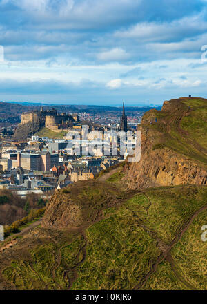 Vista della città di Edimburgo su Salisbury Crags da Arthur' Seat , Edimburgo, Scozia, Regno Unito. Foto Stock