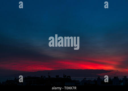 Colore rosso nel cielo dopo il tramonto guardando ad ovest da Playa San Juan, Tenerife, Isole Canarie, Spagna Foto Stock