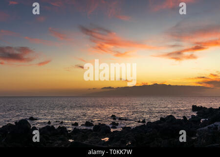 Il colore del cielo dopo il tramonto guardando ad ovest da Playa San Juan, Tenerife, Isole Canarie, Spagna Foto Stock