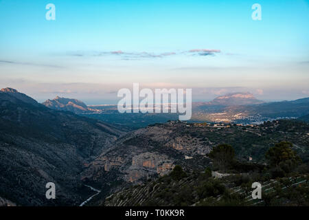 Barranco del Infierno, Hells Canyon, Vall de Laguart sulla sinistra, Denia e il Monte Montgo in background, provincia di Alicante, Spagna Foto Stock