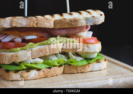 Tripla tostato Decker Club Sandwich con pollo e pancetta Foto Stock