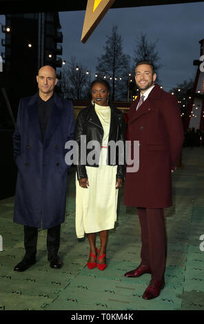 (Da sinistra a destra) Mark Strong, Andi Osho e Zachary Levi in arrivo per l'apertura ufficiale di Shazam luna park, ispirato dai superpoteri di DC hero SHAZAM!, a Bernie Spagna Gardens, South Bank di Londra. Foto Stock