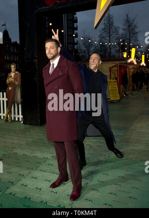 (Da sinistra a destra) Zachary Levi e Mark Strong arrivando per l'apertura ufficiale di Shazam luna park, ispirato dai superpoteri di DC hero SHAZAM!, a Bernie Spagna Gardens, South Bank di Londra. Foto Stock