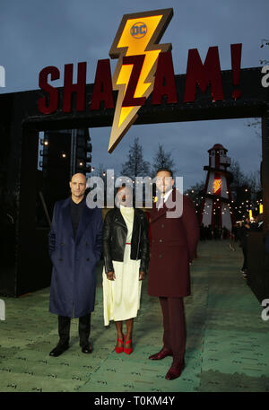 (Da sinistra a destra) Mark Strong, Andi Osho e Zachary Levi in arrivo per l'apertura ufficiale di Shazam luna park, ispirato dai superpoteri di DC hero SHAZAM!, a Bernie Spagna Gardens, South Bank di Londra. Foto Stock