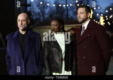 (Da sinistra a destra) Mark Strong, Andi Osho e Zachary Levi in arrivo per l'apertura ufficiale di Shazam luna park, ispirato dai superpoteri di DC hero SHAZAM!, a Bernie Spagna Gardens, South Bank di Londra. Foto Stock