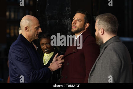 (Da sinistra a destra) Mark Strong, Andi Osho e Zachary Levi in arrivo per l'apertura ufficiale di Shazam luna park, ispirato dai superpoteri di DC hero SHAZAM!, a Bernie Spagna Gardens, South Bank di Londra. Foto Stock