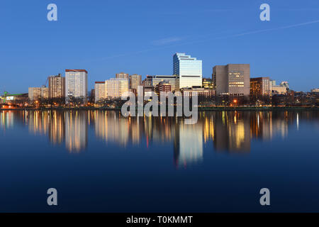 Boston Massachusetts General Hospital e il West End skyline notturno, visto da Cambridge, Boston, Massachusetts, STATI UNITI D'AMERICA Foto Stock