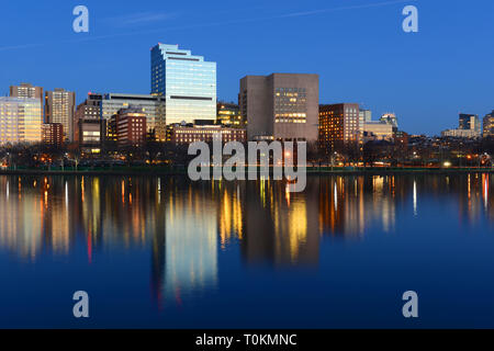 Boston Massachusetts General Hospital e il West End skyline notturno, visto da Cambridge, Boston, Massachusetts, STATI UNITI D'AMERICA Foto Stock