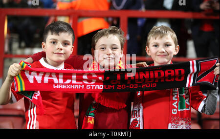 I giovani tifosi sulle tribune mostrano il loro supporto prima della International amichevole al Racecourse Ground, Wrexham. Foto Stock