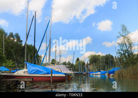 Bellissima vista sul porto con molte barche, pontili e piante d'acqua. Wörthsee in Bachern. Molti diversi shipsin Wörthsee, Baviera, Germania, Europa Foto Stock