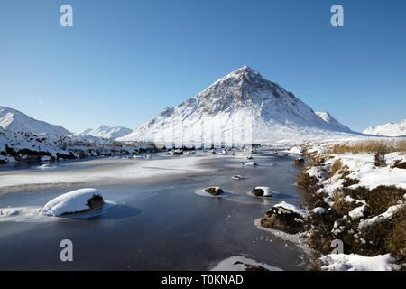 Buachaillie Etive Mor e fiume Etive in inverno Foto Stock