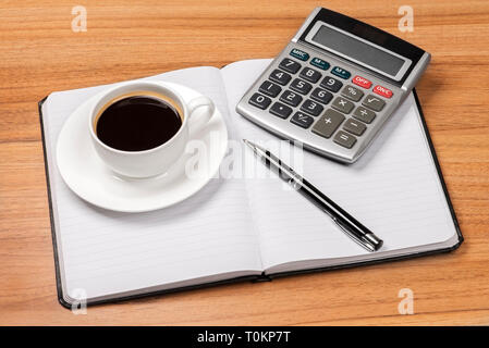 Tazza di caffè, notebook, calcolatrice e penna su sfondo di legno Foto Stock