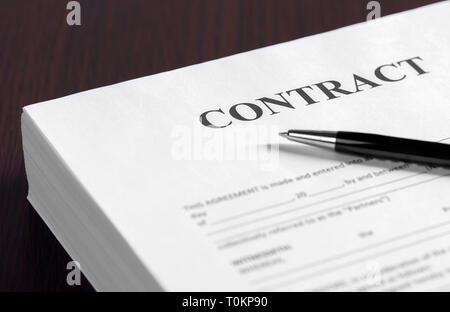 Il contratto sul desktop, il fuoco selettivo immagine a firmare un contratto Foto Stock
