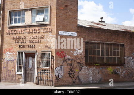 Sheffield graffiti, nel centro della città su alcuni vecchi edifici. Foto Stock