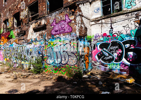 Sheffield graffiti, nel centro della città su alcuni vecchi edifici. Foto Stock