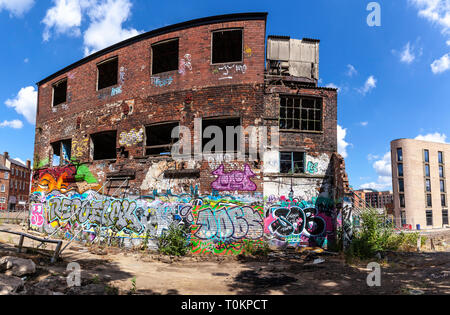 Sheffield graffiti, nel centro della città su alcuni vecchi edifici. Foto Stock