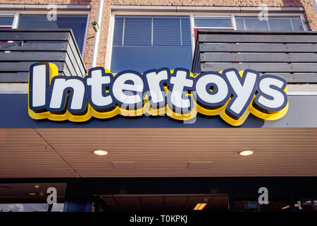 Dordrecht, Paesi Bassi - 03 Marzo 2019: Close up Intertoys logo sopra l'entrata. Intertoys è un grande negozio di vendita della catena toys r Foto Stock