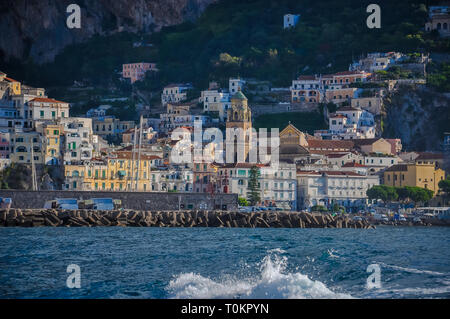 Vista dal mare della chiesa e il campanile della città di Amalfi e la Costiera Amalfitana, Italia Foto Stock