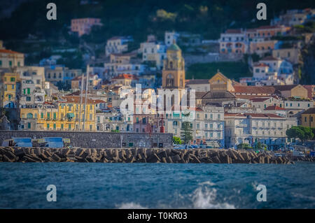 Vista con tilt shift effetto dal mare della chiesa e il campanile a torre di Amalfi stoppa, Costiera Amalfitana, Italia Foto Stock