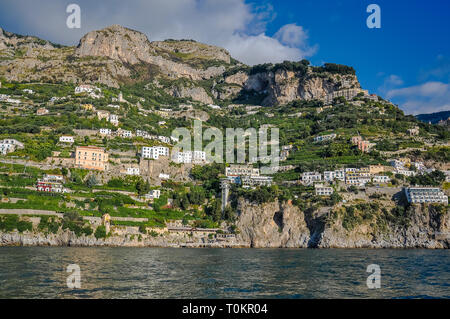 Estate panorama della Costiera Amalfitana vista dal mare, Costiera Amalfitana, Italia Foto Stock