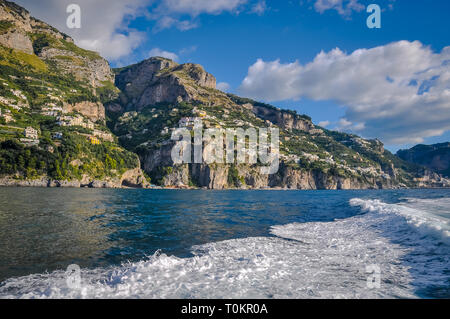 Estate panorama dei villaggi della Costiera Amalfitana vista dal mare, Costiera Amalfitana, Italia Foto Stock