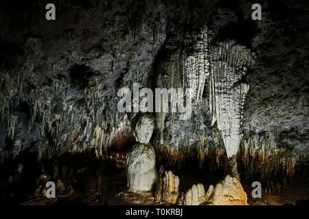 Eccentrico, stalattiti e stalagmiti nella grotta El Soplao, grotta situata nei comuni di Rionansa, Valdáliga e Herrerías, Cantabria, SPAGNA Foto Stock