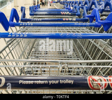 SHEFFIELD, Regno Unito - 20 MARZO 2019: carrelli parcheggiati in una linea all'interno di un supermercato Tesco a Sheffield Foto Stock