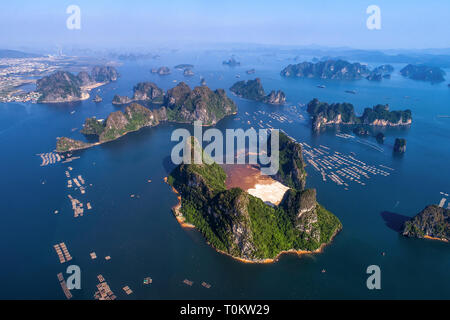 Floating villaggio di pescatori e isola di roccia in Bai Tu Long Bay, Vietnam, sud-est asiatico. UNESCO - Sito Patrimonio dell'umanità. Famosa destinazione del Vietnam Foto Stock