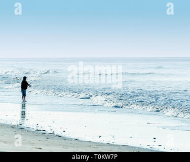 Un pescatore solitario sorge su Refugio State Beach, vicino a Goleta, CA. Foto Stock