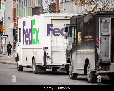 OTTAWA, Canada - 12 novembre 2018: Fedex & logo UPS su furgoni accanto a ogni altra in strada di Ottawa, Ontario. Fedex e UPS sono in competizione American Foto Stock