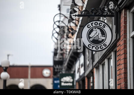 OTTAWA, Canada - 12 novembre 2018: Crocs logo nella parte anteriore del loro negozio locale in Ottawa, Ontario. Crocs è un marchio americano di calzature, sandali e fo Foto Stock