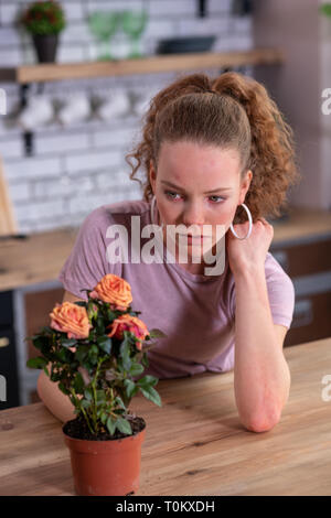 Bella ragazza con i capelli di luce avente breakout tutti sulla pelle Foto Stock