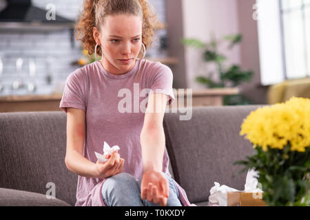 Infelice curly-ragazza dai capelli avente spaziose eruzione cutanea in tutto il suo corpo Foto Stock