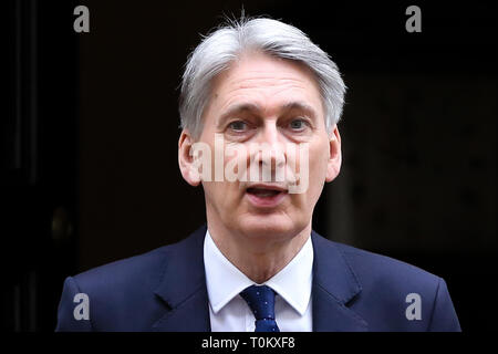 Philip Hammond - Cancelliere dello Scacchiere è visto uscire dal numero 11 di Downing Street. Foto Stock