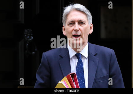 Philip Hammond - Cancelliere dello Scacchiere è visto uscire dal numero 11 di Downing Street. Foto Stock