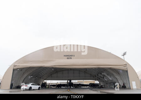 99Th Expeditionary squadrone di ricognizione manutentori preparare un U-2 Dragon Lady pilota per una missione a sostegno di funzionamento inerenti risolvere da Al Dhafra Air Base, Emirati arabi uniti, Marzo 15, 2019. Comunemente indicato come il più difficile di aerei di volare in tutto il mondo, l'U-2 Dragon Lady è stata ospite a meno di quindici-cento piloti fin dal primo volo nel 1955. (U.S. Air Force foto di Senior Airman Gracie I. Lee) Foto Stock