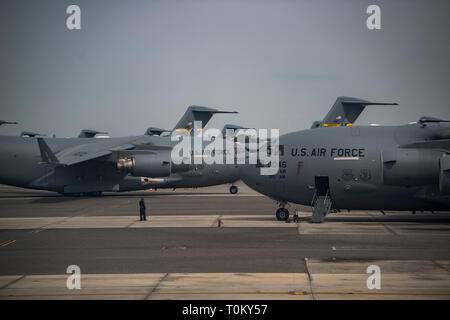 Una C-17 Globemaster III taxi ad un posto di parcheggio a base comune Charleston, Carolina del Sud, Marzo 19, 2019. Il C-17 può eseguire tactical airlift e airdrop missioni e può trasportare cucciolate e pazienti in deambulazione durante le evacuazioni di medicina aeronautica. (U.S. Air Force photo by Staff Sgt. Matteo Lotz) Foto Stock