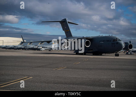 Una C-17 Globemaster III taxi ad un posto di parcheggio a base comune Charleston, Carolina del Sud, 20 marzo 2019. Il C-17 può eseguire tactical airlift e airdrop missioni e può trasportare cucciolate e pazienti in deambulazione durante le evacuazioni di medicina aeronautica. (U.S. Air Force photo by Staff Sgt. Matteo Lotz) Foto Stock