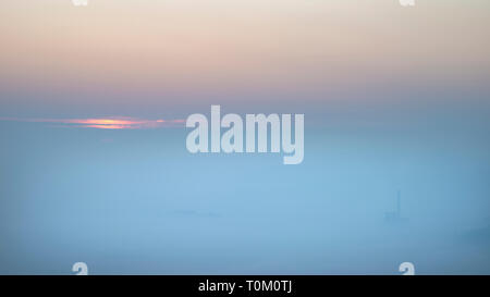 Bellissima alba invernale immagine di panorama della valle di speranza nel Peak District in Inghilterra con una inversione di cloud e la nebbia Foto Stock