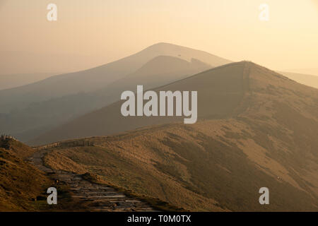 Bellissima alba invernale immagine di panorama di grande rilievo in Peak District in Inghilterra con nebbia appeso intorno ai picchi Foto Stock