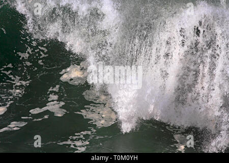 Immagine dettagliata di un oceano di rottura grande onda Foto Stock