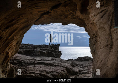 Persona che guarda oltre il bordo della scogliera a Onigajo, Prefettura di Mie, Giappone Foto Stock