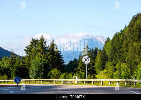 Un segnale di limite di velocità nelle Alpi vicino a Grenoble, Francia. Una strada di montagna. Foto Stock