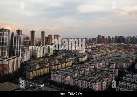 Densamente costruire città cinese di Kunming nella provincia dello Yunnan Foto Stock